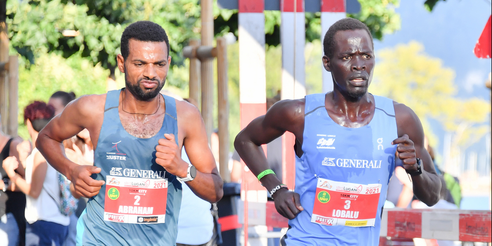 Der Genfer Tadesse Abraham und der Brühler Dominic Lobalu  (rechts) führen das Rennen