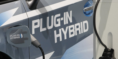 Es eine Frage der Zeit, bis sich die Elektromobilität weiter durchsetzen wird. Momentan sind Hybrid-Autos, die sowohl auf eine Batterie als auch einen Verbrennungsmotor setzen aber nach wie vor sehr beliebt bei den Automobilisten im Kanton Schwyz.