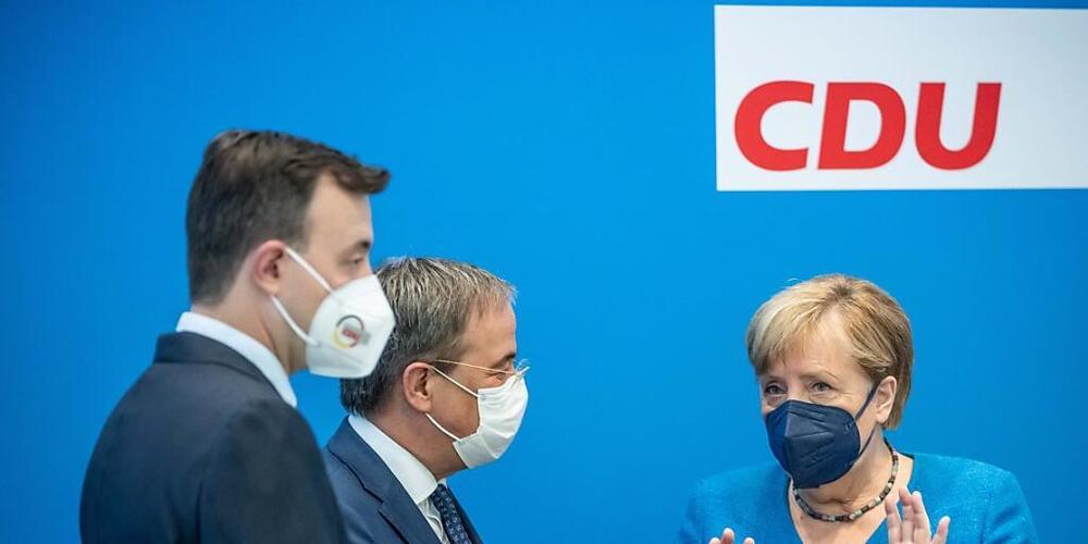 dpatopbilder - Bundeskanzlerin Angela Merkel spricht mit Armin Laschet CDU-Generalsekretär Paul Ziemiak. Foto: Michael Kappeler/dpa Pool/dpa