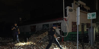Die Polizei von New Orleans durchsucht die Trümmer eines Gebäudes, das durch die Auswirkungen des Hurrikans «Ida» eingestürzt ist. Foto: Eric Gay/AP/dpa