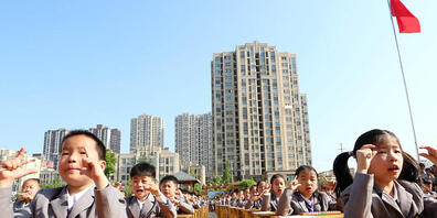 ARCHIV - Schüler und Schülerinnen üben im Freien das Rechnen mit Hilfe von Rechenschiebern. Foto: Zhang Kaihu/SIPA Asia via ZUMA Wire/dpa