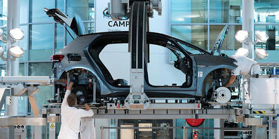 Die Autobauer weltweit haben im ersten Halbjahr 2021 trotz Chipmangels, eingeschränkter Lieferketten und Coronakrise Rekordgewinne eingefahren. Im Bild bauen Arbeiter in der Fabrik von VW in Dresden die Karosserie und den Antriebsstrang eines VW I...