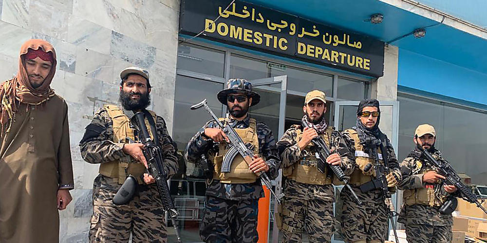 Kämpfer der Taliban stehen nach dem Abzug der USA auf dem internationalen Flughafen Hamid Karzai. Mit dem Abzug der letzten US-Soldaten vom Flughafen Kabul haben die Vereinigten Staaten den Militäreinsatz in Afghanistan nach fast 20 Jahren beendet...