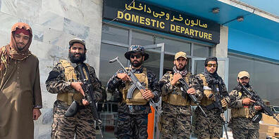 Kämpfer der Taliban stehen nach dem Abzug der USA auf dem internationalen Flughafen Hamid Karzai. Mit dem Abzug der letzten US-Soldaten vom Flughafen Kabul haben die Vereinigten Staaten den Militäreinsatz in Afghanistan nach fast 20 Jahren beendet...