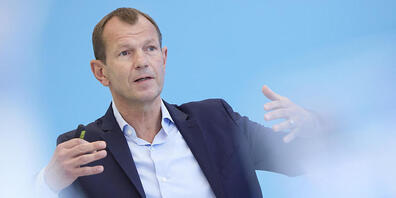 Ruag-International-Chef André Wall spricht am Dienstag an der Medienkonferenz in Zürich das Semesterergebnis 2021.