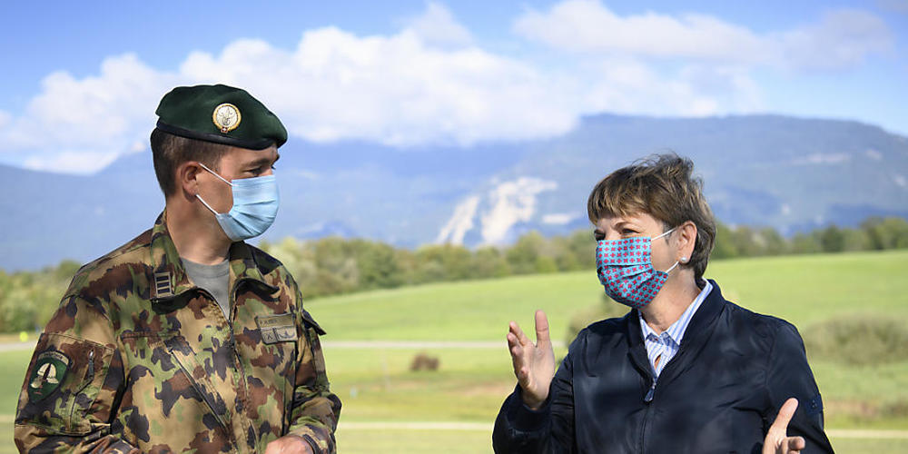 Bundesrätin Viola Amherd stellt auf dem Waffenplatz in Chamblon VD das neue Umweltleitbild des VBS vor.