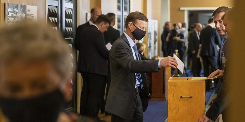 Ein estnischer Abgeordneter (M) wirft im estnischen Parlament bei der Wahl über den neuen estnischen Staatspräsidenten seinen Wahlzettel in eine Wahlurne. Foto: Raul Mee/AP/dpa