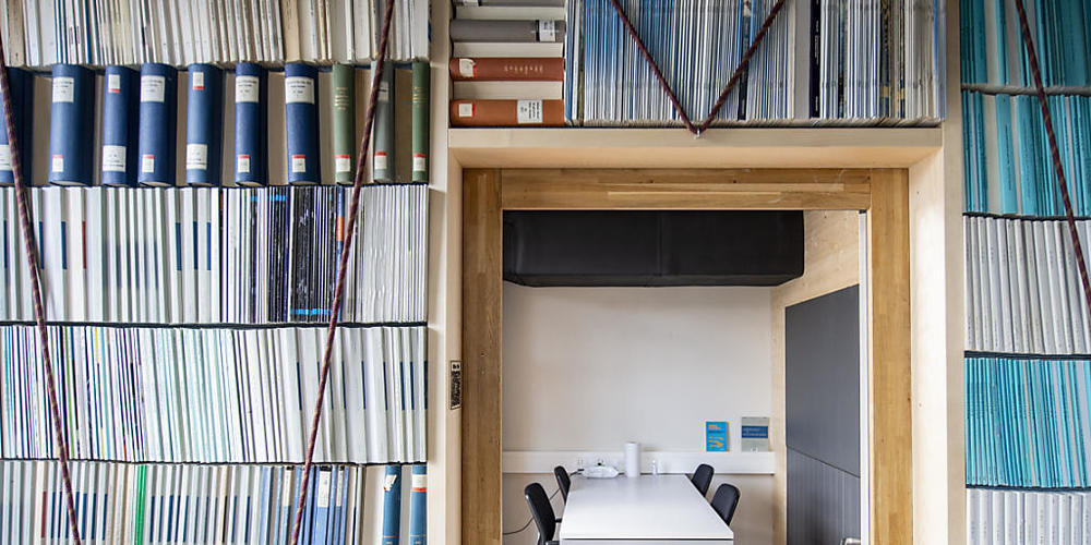 Alte Bücher fungieren in der neuen "Sprint"-Einheit im "Nest"-Gebäude als Trennwand.