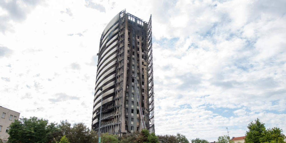 Nach dem Brand ist die Feuerwehr weiter vor Ort, während die Untersuchungen zur Brandursache andauern. Nach bisherigen Erkenntnissen gab es keine Toten. Foto: Matteo Rossetti/Mondadori Portfolio via ZUMA/dpa