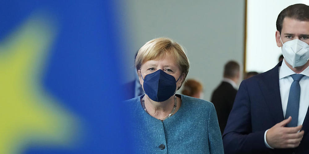 dpatopbilder - Vor einem gemeinsamen Gespräch gehen Bundeskanzlerin Angela Merkel (CDU) und der österreichische Bundeskanzler Sebastian Kurz an einer EU-Fahne vorbei, um im Bundeskanzleramt ein Statement abzugeben. Foto: Kay Nietfeld/dpa Pool/dpa