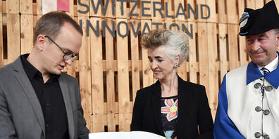 Baudirektor Martin Neukom und Volkswirtschaftsdirektorin Carmen Walker Spaeh nach der Unterzeichnung des Syntheseberichts am Dienstag in Dübendorf.