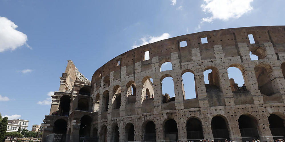 Touristen warten in einer Schlange, um das Kolosseum zu betreten. Foto: Riccardo De Luca/AP/dpa