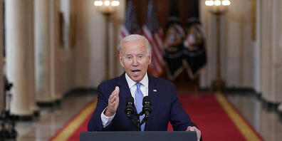 US-Präsident Joe Biden spricht im State Dining Room des Weißen Hauses über Afghanistan. Biden hat am Dienstag nach dem Ende des internationalen Militäreinsatzes in Afghanistan seine umstrittene Abzugsentscheidung vehement verteidigt. «Es war an de...