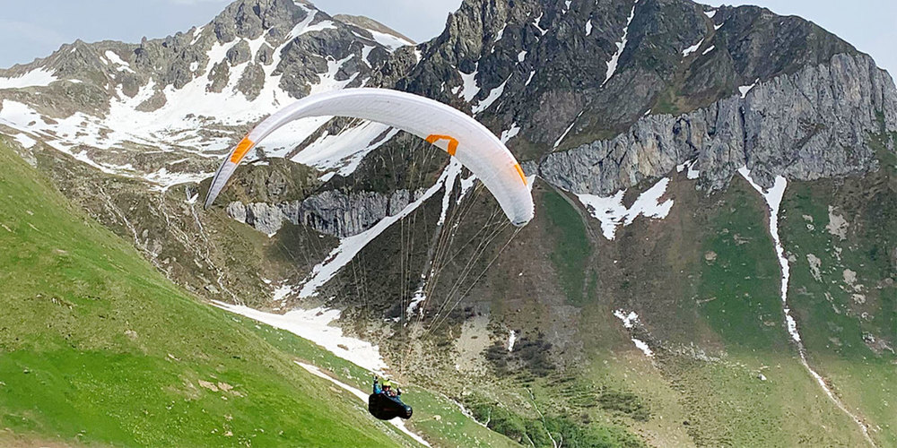 Silas Mathis hoch über Oberiberg .