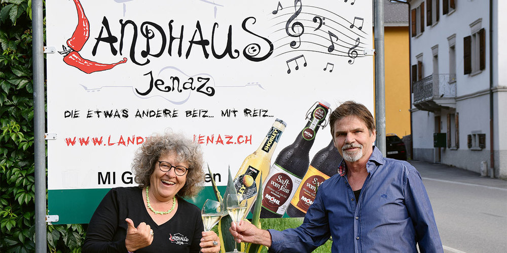 Madlene und Andy Rominger feiern aktuell 10-Jahr-Jubiläum  in Jenaz. 