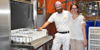 In der Krise viel Unterstützung erfahren: Lisbeth und Fredy Niederberger vor der neuen Waschmaschine für Joghurtgläser, die sie acht Wochen früher als erwartet beziehen konnten.
