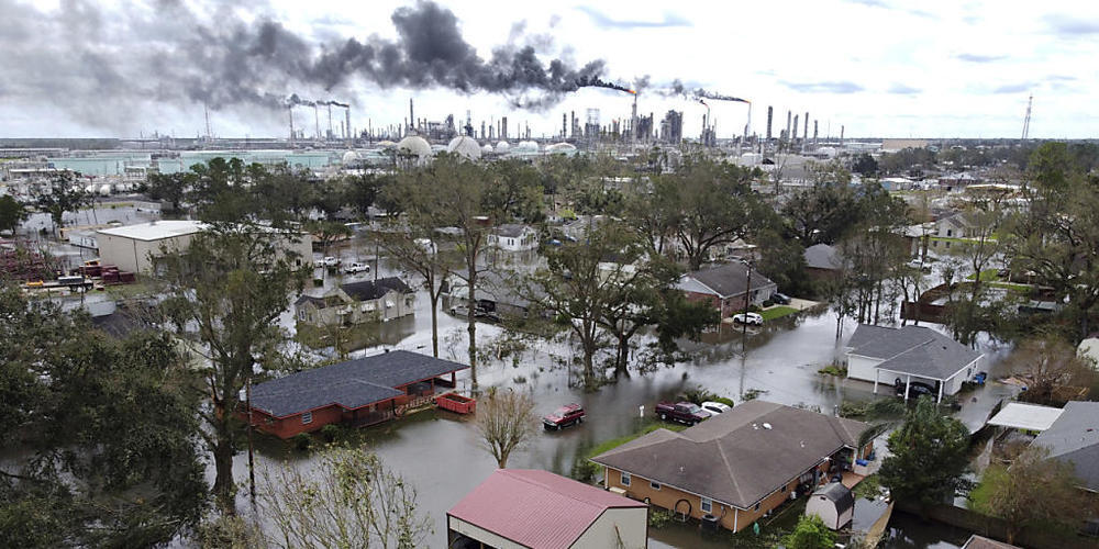 dpatopbilder - Hochwasser steht in einer Wohnsiedlung und auf dem Gelände einer Raffinerie bei Norco, Louisiana. Foto: Chris Granger/The Times-Picayune/The New Orleans Advocate via AP/dpa - ACHTUNG: Nur zur redaktionellen Verwendung und nur mit vo...