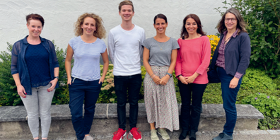 Im Bild (v.l.): Fabienne Pfiffner (Förderlehrperson Schwarzenbach), Evelyne Buchsbaum (Musiklehrperson Oberstufe Degenau), Tim Pfister (Zivildienstleistender), Sarah Suter (Klassenlehrperson Oberstufe Degenau), Cécile Hüppi  (Schulleiterin Primarschule), Irene Angehrn (Klassenassistenz Waldkindergarten Jonschwil).  Es fehlt: Beat Fraefel (Musiklehrperson Talentschule Oberstufe Degenau).