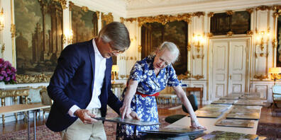 HANDOUT - Die dänische Königin Margrethe II. und Bille August, Regisseur, schauen sich Fotos an. Die Monarchin sorgt beim neuen Netflix-Streifen «Ehrengard», der auf einem Buch der dänischen Autorin Blixen basiert, für Bühnenbild und Kostüme. Foto...