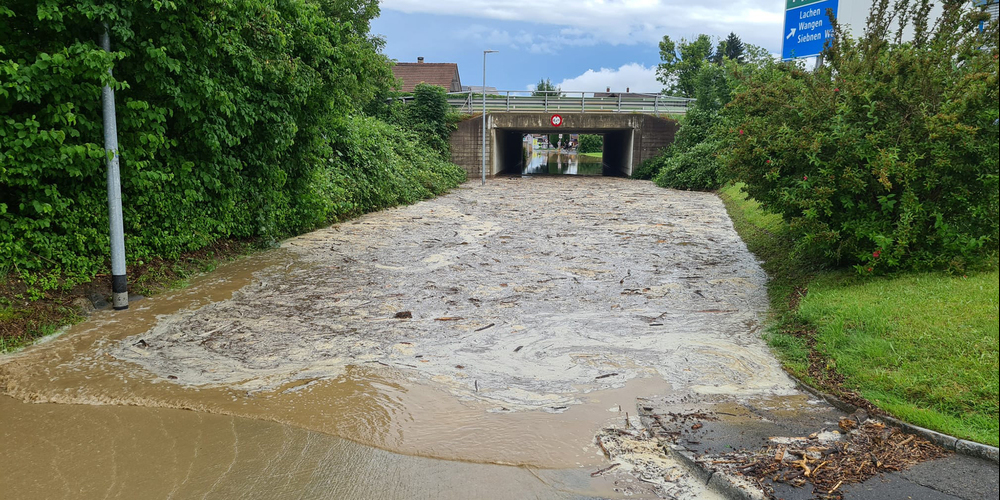 In den Autobahnunterführungen sammelten sich nicht nur Wasser, sondern auch viel Schlamm und Geschiebe.
