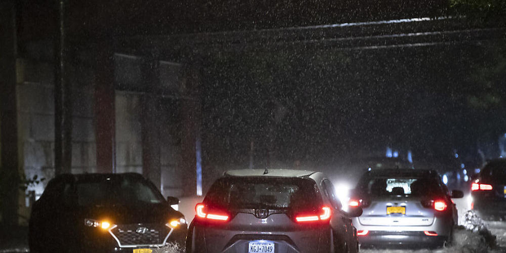 Autos auf einer Straße in Staten Island, New York. Foto: Kostas Lymperopoulos/CSM via ZUMA Wire/dpa