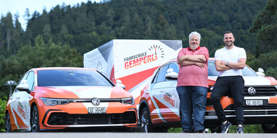 Heinrich «Hägar» Hegner wird pensioniert. Gestern übernahm Michael Gemperli die Fahrschule.