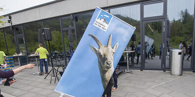 Ein Transparent der Alpen-Initiative wird aufgestellt anlässlich der Feierlichkeiten zum 30. Jubiläum des Vereins. (Archivbild)