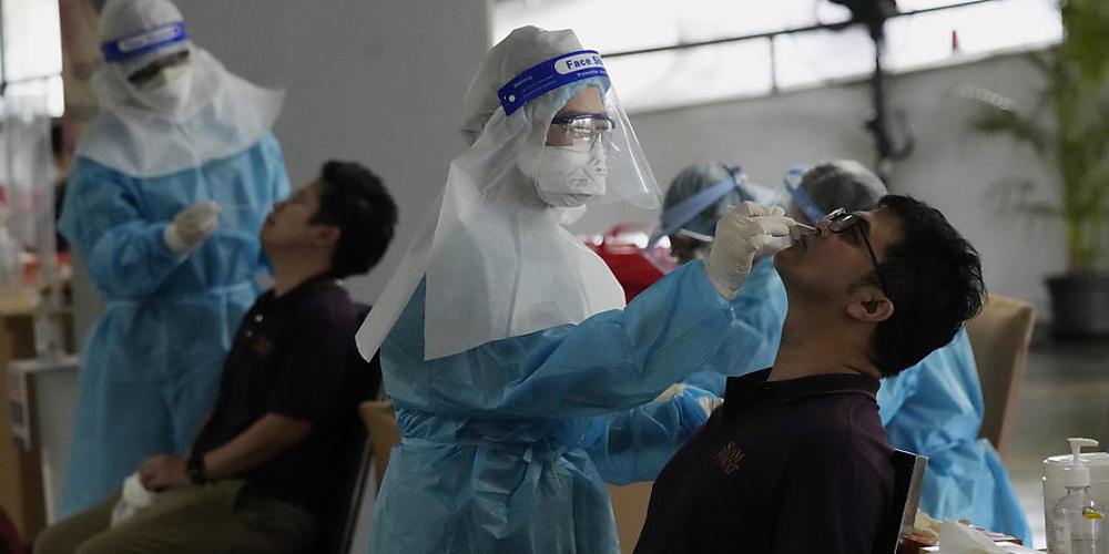 Angestellte eines Einkaufszentrums in Bangkok unterziehen sich einem Corona-Test. Thailands Regierung will trotz weiterhin hoher Corona-Zahlen an einer weitgehenden Öffnung des Landes ab Oktober festhalten. Das teilte der Tourismusminister Phiphat...