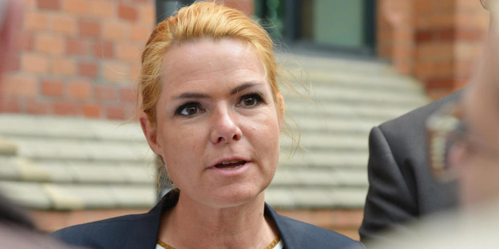 ARCHIV - Die damalige dänische Integrationsministerin Inger Støjberg spricht am Gästehaus der Landesregierung mit Journalisten. Foto: picture alliance / dpa