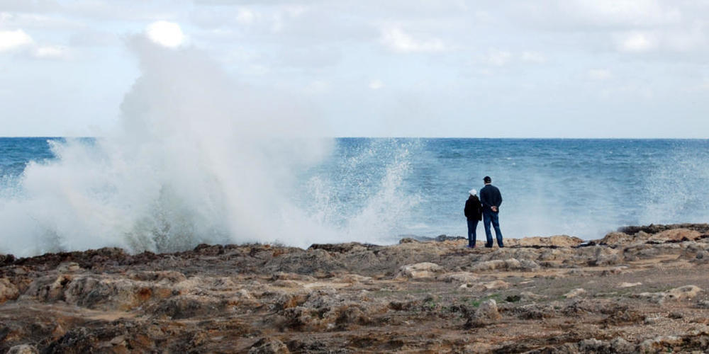 ARCHIV - An der Ostküste Mallorcas spritzen die Wellen an den Felsen hoch. Zwei deutsche Urlauberinnen sind in der Nacht in den Wellen ertrunken. Foto: Andreas Heimann/dpa-tmn/dpa