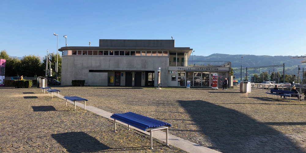 Alles, was aktuell auf dem Rapperswiler Fischmarktplatz blau eingefärbt ist, zeigt den Stand des damaligen Seeufers an.