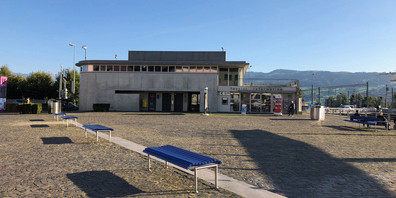 Alles, was aktuell auf dem Rapperswiler Fischmarktplatz blau eingefärbt ist, zeigt den Stand des damaligen Seeufers an.