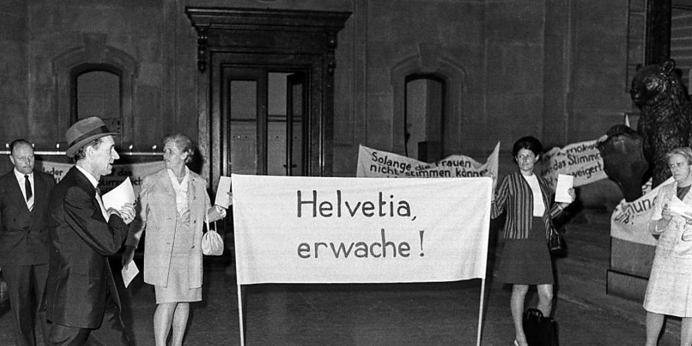 Frauenrechtlerinnen demonstrieren im Bundeshaus in Bern vor der Debatte im Nationalrat über den Beitritt der Schweiz zur Europäischen Menschenrechtskonvention, aufgenommen am 12. Juni 1969. (Archivbild)