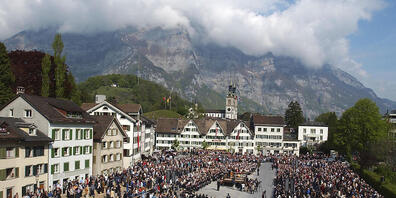 Die Glarner Landsgemeinde am Sonntag wird wegen einer Vielzahl von Traktanden die Längste seit vielen Jahren werden. (Archivbild)