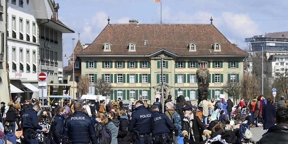 Die im Kanton Bern bis Ende Mai gültige Beschränkung auf 15 Personen an Demonstrationen war unzulässig, hat das Bundesgericht am Freitag entschieden. (Archivbild)