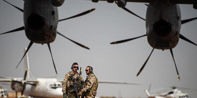 ARCHIV - Deutsche Soldaten stehen am Flughafen in Gao und sichern ein Transportflugzeug. Foto: Arne Immanuel Bänsch/dpa