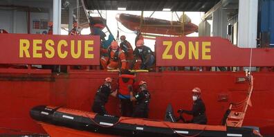HANDOUT - Seenotretter helfen einem Flüchtling auf das Seenotrettungsschiffs «Sea-Eye 4». Foto: Oriol Lazaros Planas/sea eye/dpa - ACHTUNG: Nur zur redaktionellen Verwendung und nur mit vollständiger Nennung des vorstehenden Credits