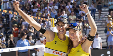 Tanja Hüberli (links) und Nina Betschart feiern in Bern ihren dritten gemeinsamen Schweizer-Meister-Titel.
