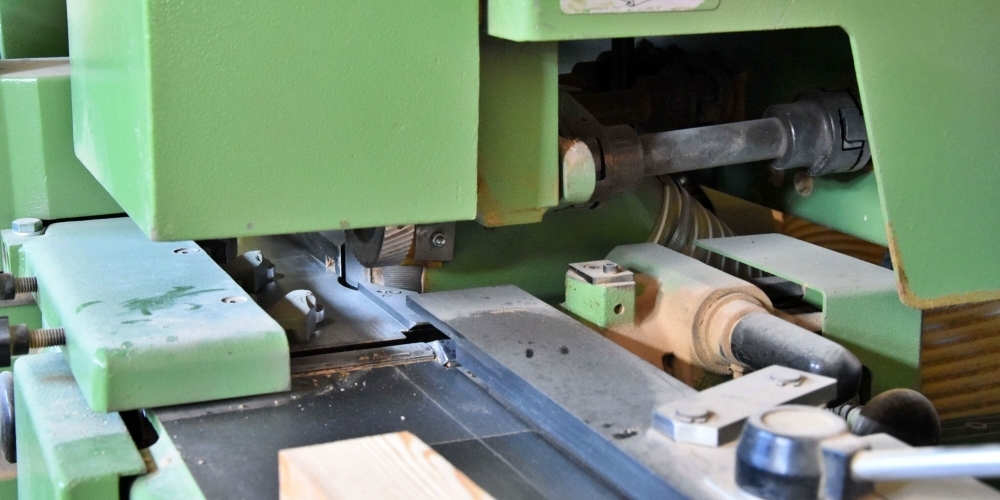 Ein Mann verletzte sich an der Hobelmaschine schwer an der Hand.