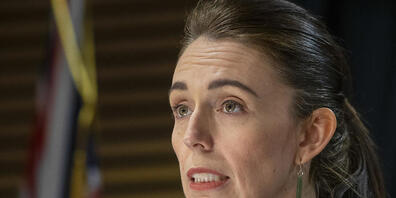 Jacinda Ardern, Premierministerin von Neuseeland, will ein bereits auf den Weg gebrachtes Antiterrorgesetz weiter verschärfen. Auslöser dafür ist der Messerangriff in einem Supermarkt in einem Vorort der neuseeländischen Stadt Auckland. Foto: Mark...