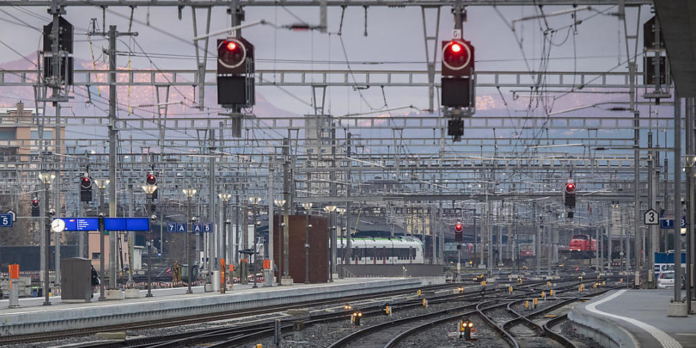 Im Bahnhof Chiasso TI ist am Samstagabend ein unbekannter Mann auf einem Wagendach durch einen Stromschlag schwer verletzt worden. (Archivbild)