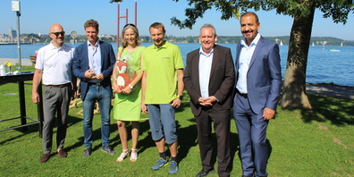 Stehen für den ersten grenzüberschreitenden Foxtrail ein: Rolf Müller (Tourismus Thurgau), Eric Thiel, (REGIO Konstanz-Bodensee-Hegau e.V.), Daniela Lüchinger (Verantwortliche Foxtrail-Projekt), Jochen Maier (Foxtrail),  Stadtpräsident Thomas Niederberger und Osman Dogru, Gemeinderatspräsident der Stadt Kreuzlingen.