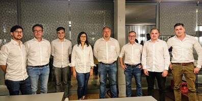 Der neuformierte Vorstand des FC Zuzwil: v.l. Andreas Spari (Marketing), Urs Gschwend (Bauchef), Valerio Siara (Social Media), Sabina Weber (Finanzen), Oliver Schwingenschrot (Präsident), Stephan Fässler (Junioren-Obmann), Pascal Sauter (Schiedsrichter-Obmann) und Flavio Candinas (Senioren-Obmann). Ferienbedingt abwesend: Beni Kuhn (Sportchef) und Clemens Scherrer (Aktuar).