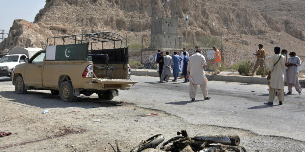 Sicherheitsbeamte untersuchen den Ort eines Selbstmordattentats an einem Kontrollpunkt am Rande von Quetta. Ein Selbstmordattentäter hatte sich in der Nähe eines Kontrollpostens des paramilitärischen Grenzkorps etwa 20 Kilometer außerhalb der Stad...