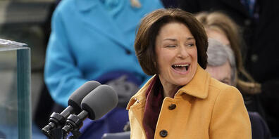 ARCHIV - US-Senatorin Amy Klobuchar bei der 59. Amtseinführung des US-Präsidenten Biden im US-Kapitol (20.01.2021). Klobuchar kritisiert die kürzlich getroffene Entscheidung des Supreme-Courts hinsichtlich eines Abtreibungsgesetzes in Texas und st...