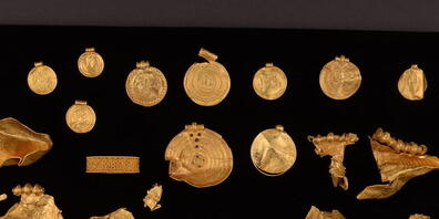 HANDOUT - Ein 1500 Jahre alter 22-teiliger Goldschatz, bestehend aus fein dekorierten Medaillons, der vermutlich aus dem 5. Jahrhundert stammt. Auch einige römische Münzen, die zu Schmuck verarbeitet wurden, sind darunter. Der Schatz soll vom 3. F...