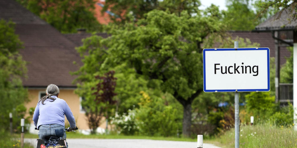 ARCHIV - Das Ortsschild des damals "Fucking" bezeichneten Ortsteils der oberösterreichischen Gemeinde Tarsdorf (Bezirk Braunau), der zu Jahresbeginn in Fugging umbenannt wurde. Die Gemeinde habe eines der letzten Ortsschilder dem Haus der Geschic...