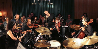 Mario Borrelli und Saki Hatzigeorgiou sowie ein betörendes Streichquartett beim Song «Specchiati»