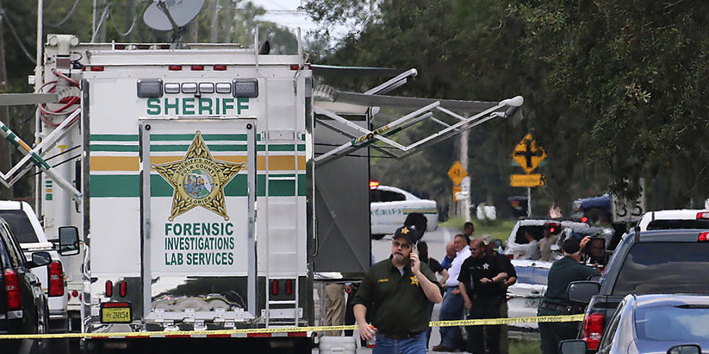 Beamte des Sheriffs von Polk County (Florida) arbeiten am Tatort einer Schießerei mit mehreren Toten. Foto: Michael Wilson/The Lakeland Ledger via AP/dpa