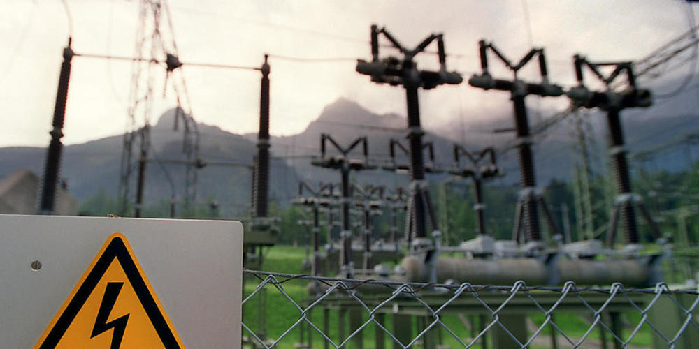 Hunderte von Stromkunden von Repower sind am Samstagabend in der Surselva und im Prättigau kurzzeitig ohne Strom gewesen. Ein Gewitter verursachte u.a. eine Kurzschluss bei einer Trafostation. (Symbolbild)